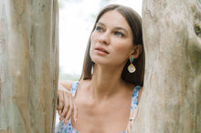 Load image into Gallery viewer, The Pink Reef Jewel Oyster in Turquoise

